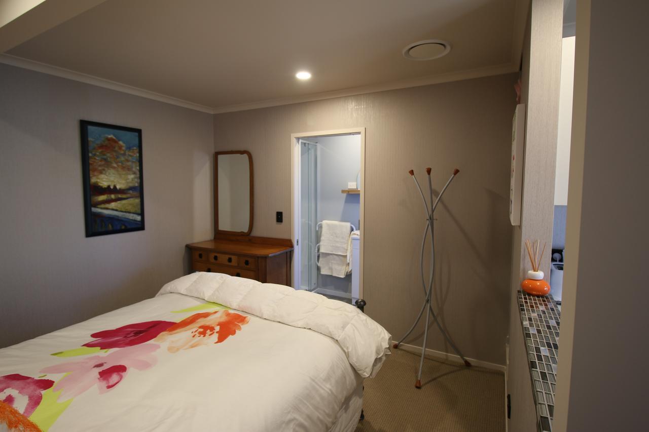 The Red Hen And Dog Hotel Ohope Екстериор снимка